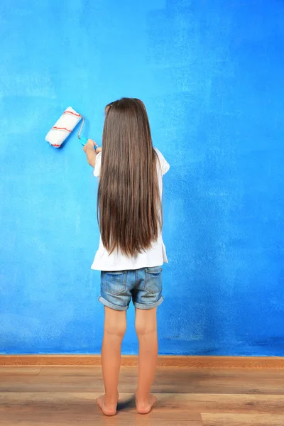 Pouco bonito parede de pintura menina no quarto — Fotografia de Stock