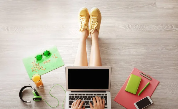 Blogger tânăr cu laptop — Fotografie, imagine de stoc