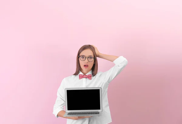 Chica adolescente con ordenador portátil en el fondo de color —  Fotos de Stock