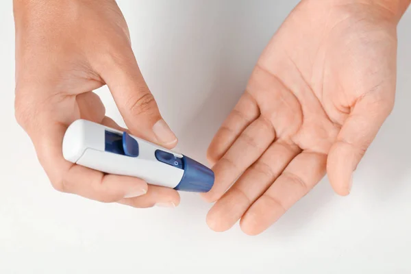 Woman taking blood sample — Stock Photo, Image