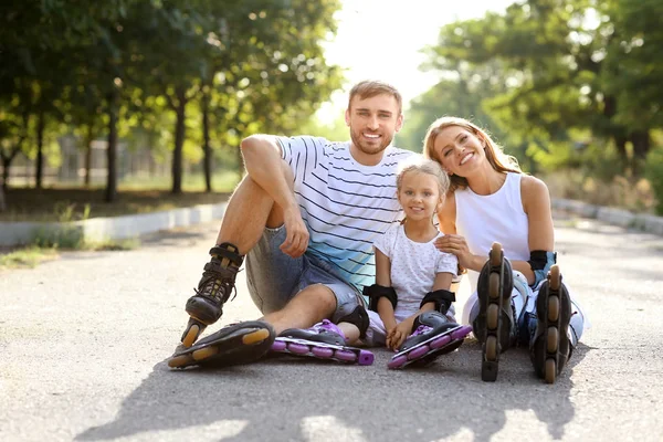 Familj med rullskridskor — Stockfoto
