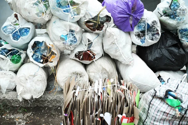 Borse con immondizia di plastica — Foto Stock