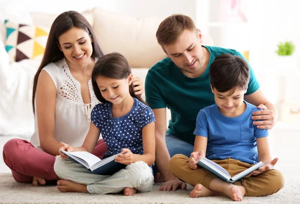 家中的快乐家庭读物 — 图库照片
