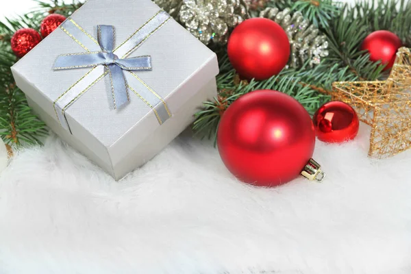 Composizione con decorazioni natalizie — Foto Stock
