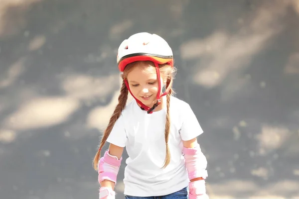 Cute girl rollerblading in skate park — Stock Photo, Image