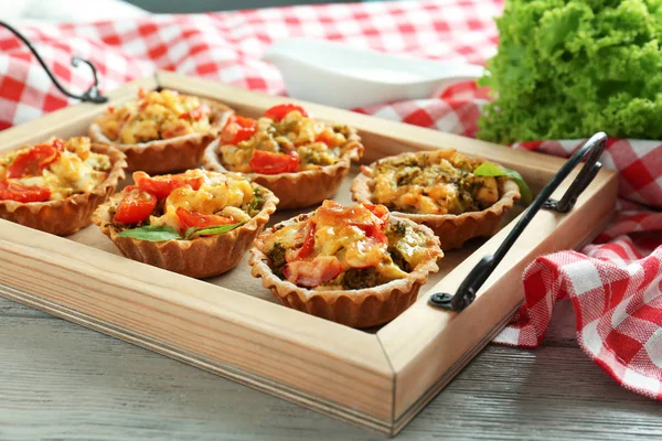 Deliciosas tartas crujientes con brócoli —  Fotos de Stock