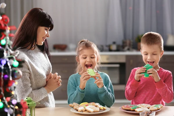 Familie Eten Smakelijk Kerstkoekjes Keuken — Stockfoto