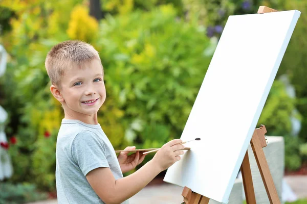 Petit garçon tableau de peinture — Photo
