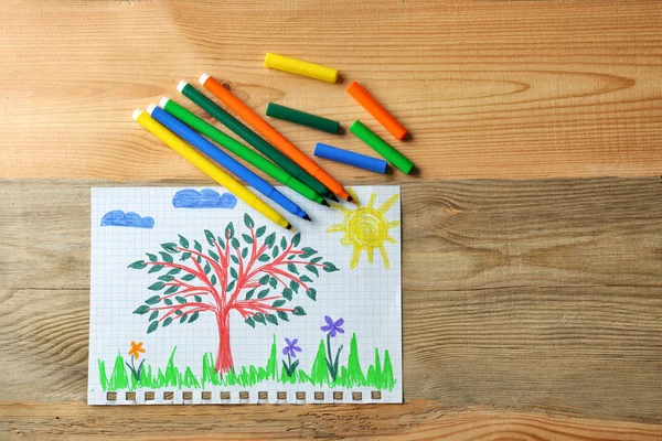 Barnets teckning av träd på trä bakgrund — Stockfoto