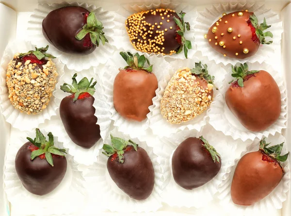 Caja con sabrosas fresas bañadas en chocolate —  Fotos de Stock