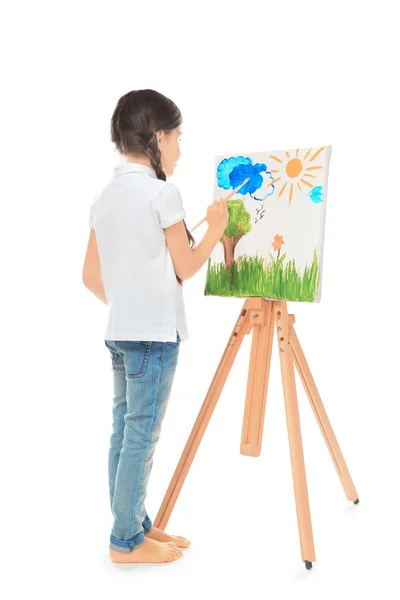 Маленькая милая девочка рисует картину на белом фоне — стоковое фото