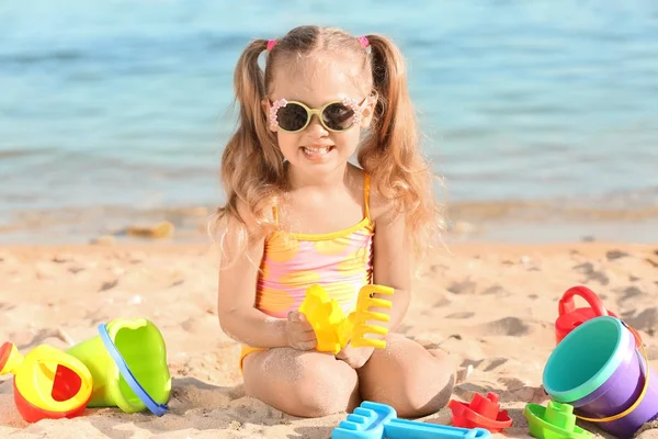 Schattig Klein Meisje Spelen Zee Strand — Stockfoto