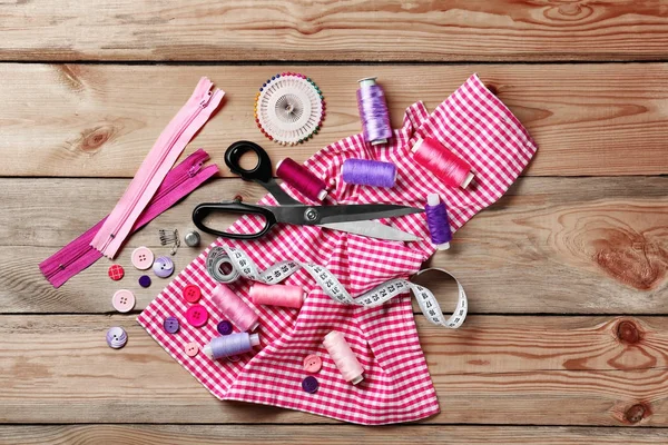 Zubehör zum Nähen auf dem Tisch — Stockfoto