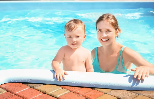 Gyermek medence leckét. Aranyos kisfiú, anya a medence — Stock Fotó