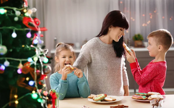 Οικογένεια Τρώγοντας Νόστιμα Μπισκότα Χριστουγέννων Στην Κουζίνα — Φωτογραφία Αρχείου