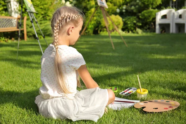 Little girl painting — Stock Photo, Image