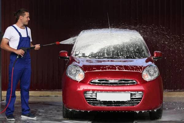 Férfi tisztító autó nagy nyomású víz autómosó — Stock Fotó