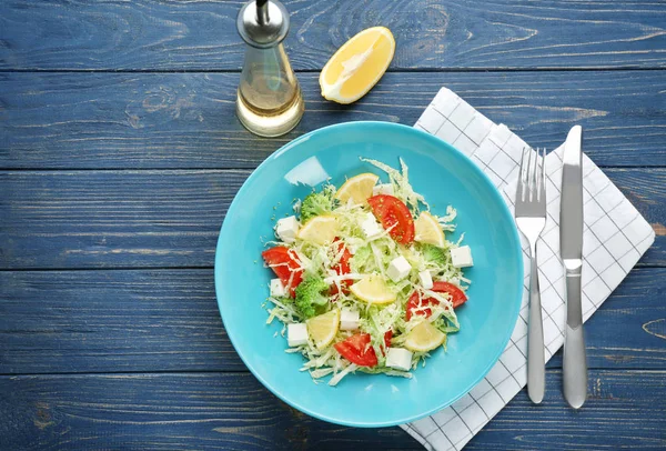 Placa com salada vegetal saborosa — Fotografia de Stock