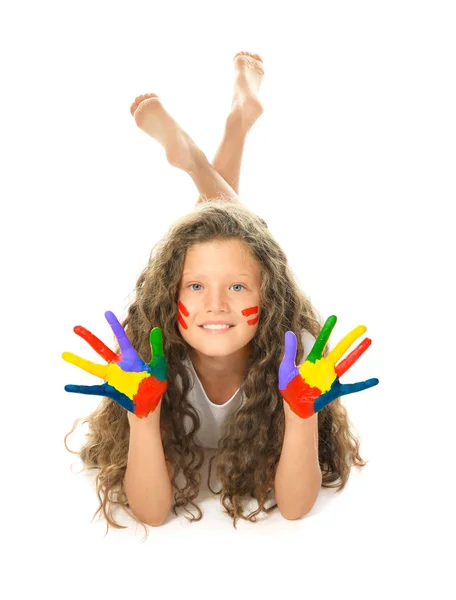 Menina bonito mostrando as mãos pintadas no fundo branco — Fotografia de Stock