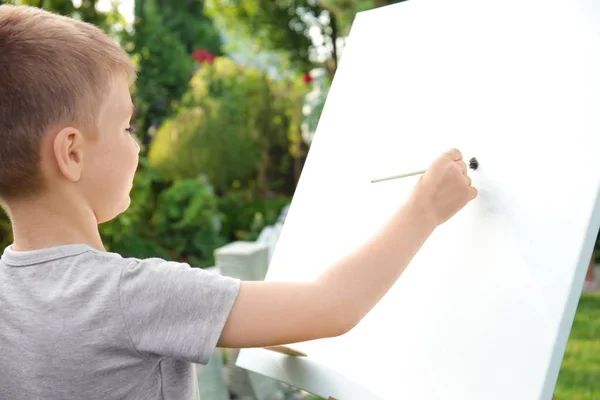 Μικρό αγόρι ζωγραφική εικόνα — Φωτογραφία Αρχείου