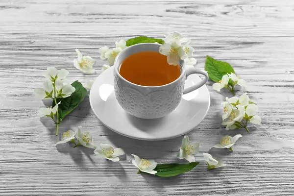 Tasse Tee mit Jasminblüten — Stockfoto