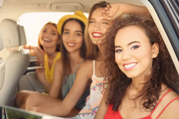 Piękne młode kobiety w samochodzie — Zdjęcie stockowe