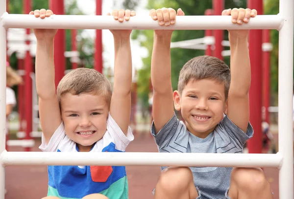 Nette Jungs auf dem Spielplatz — Stockfoto