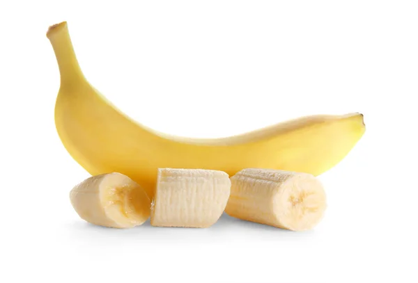 Целые и нарезанные бананы — стоковое фото