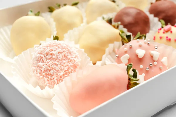 Boîte avec des fraises trempées au chocolat et glacées — Photo