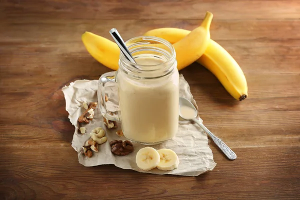 Murer krukke med banan smoothie - Stock-foto