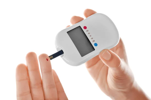 Kvinna testning glukosnivån med digital Glukometer — Stockfoto