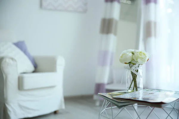 Bouquet de fleurs en vase sur table — Photo