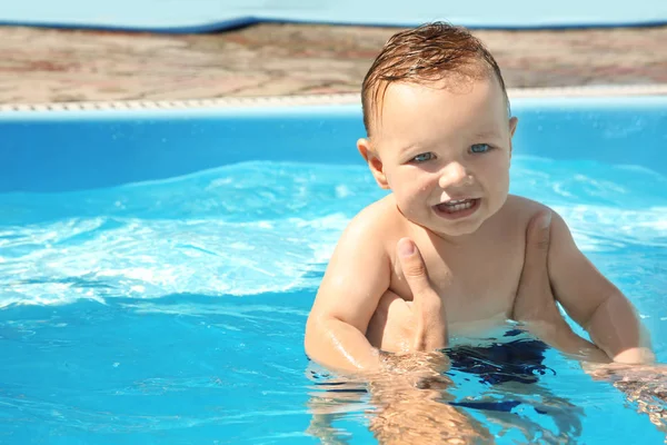 Barn simning lektionen. Söt liten pojke att lära sig simma med far i poolen — Stockfoto