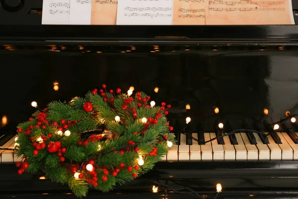 Clavier pour piano avec couronne de Noël et lumières — Photo