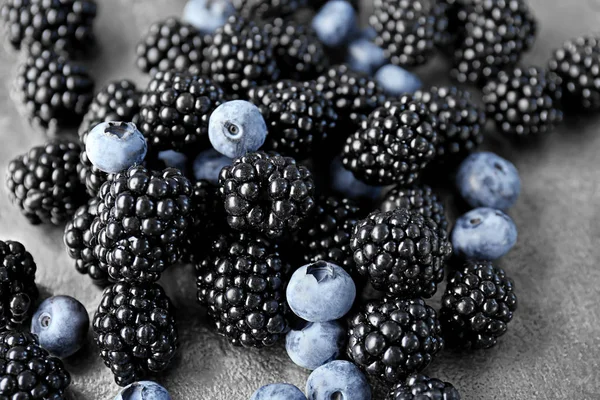 Delicious ripe blackberries and blueberries — Stock Photo, Image