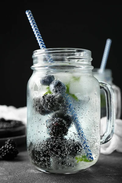 Verfrissende water met bramen in mason jar — Stockfoto