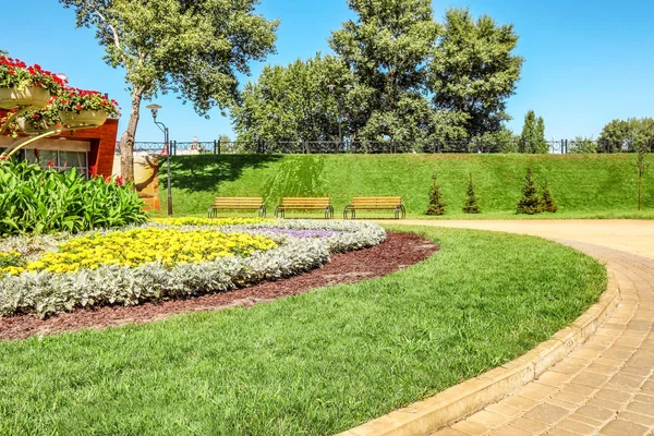 Schöner Blick auf das Blumenbeet im Park — Stockfoto