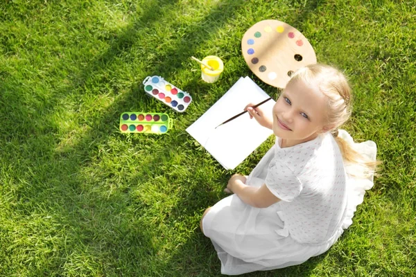 Kleine Mädchen malen — Stockfoto