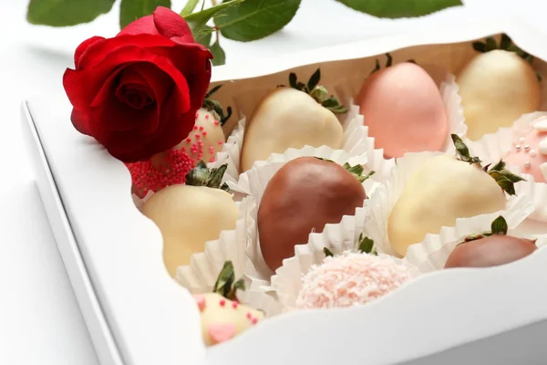Låda med läckra choklad doppade jordgubbar — Stockfoto