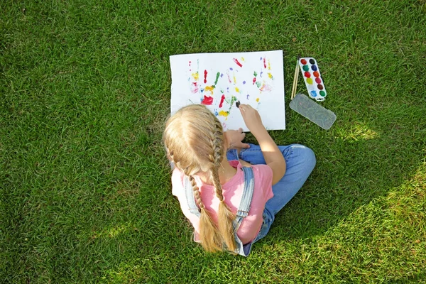 Little girl painting — Stock Photo, Image