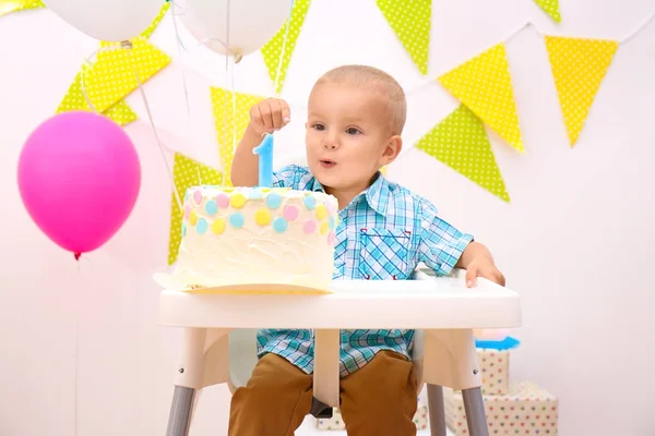Söt pojke med födelsedagstårta på ljus bakgrund — Stockfoto