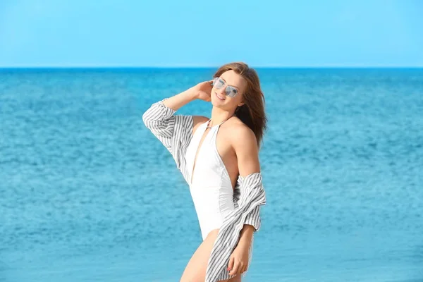 Mujer joven con buen cuerpo en la playa de mar — Foto de Stock