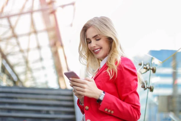 Молода бізнес-леді з мобільним телефоном на відкритому повітрі — стокове фото