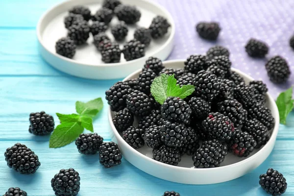 Teller mit leckeren reifen Brombeeren — Stockfoto