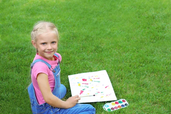 Kleine Mädchen malen — Stockfoto