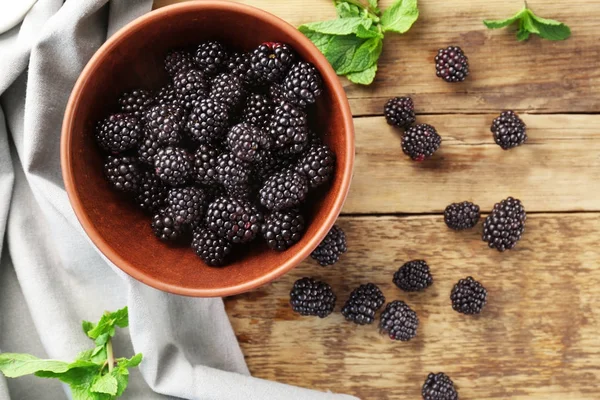 Tazón con deliciosas moras maduras —  Fotos de Stock