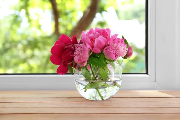 A gyönyörű bazsarózsa virágok vázában — Stock Fotó