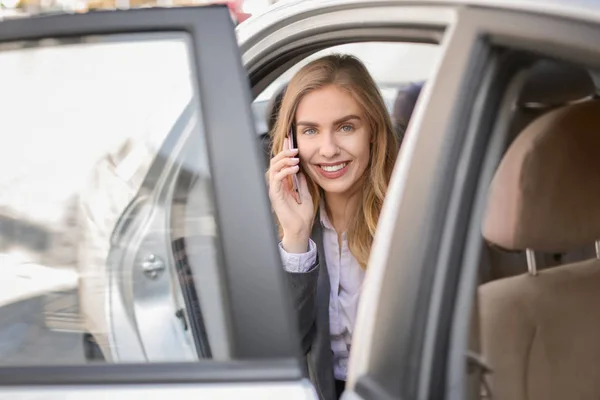 Mujer hablando en el móvil — Foto de Stock