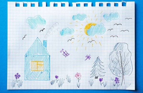 Dessin d'enfant de la maison et de la forêt sur fond bleu — Photo