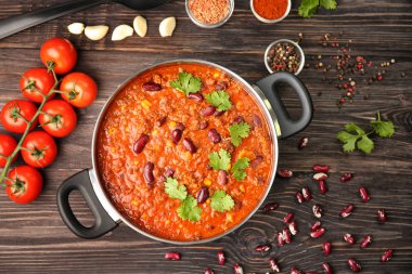 Lezzetli chili con carne ile tencere 